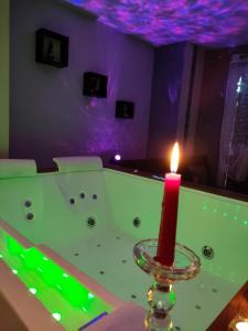 B&B / Chambres d'hotes Loft avec Baignoire SPA LEcrin Romantique : photos des chambres