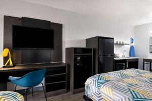 Quadruple Room - Disability Access - Non-Smoking room in Studio 6 Meridian MS Bonita Lakes