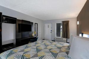 King Room - Non-Smoking room in Studio 6 Meridian MS Bonita Lakes