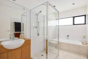 Sea Haven: coastal views, family retreat