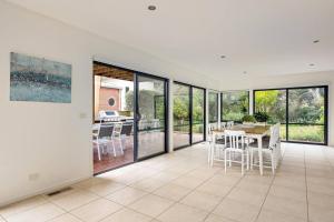 Sea Haven: coastal views, family retreat