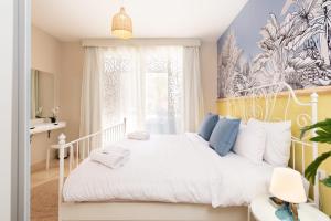 Exotic 1BDR w Outdoor Terrace Pool & Beach Access