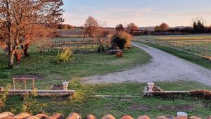 Sejours chez l'habitant Grande maison avec jardin, animaux,au calme : Chambre Double - Vue sur Jardin