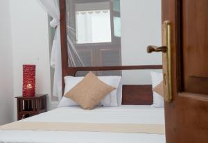 The Manor House by Sansi