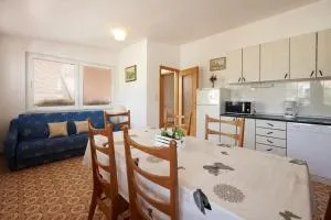 Apartment in Seget Vranjica with sea view, terrace, air conditioning, WiFi 5052-5 - Vranjča