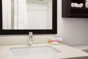 Days Inn & Suites by Wyndham North Bay Downtown