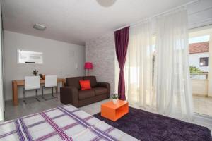 Studio apartment in Okrug Gornji with terrace, air conditioning, WiFi, washing machine 5051-1