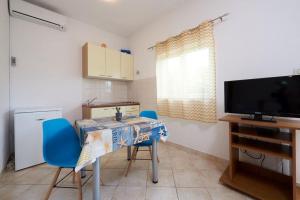 Studio apartment in Seget Vranjica with terrace air conditioning WiFi washing machine 50521