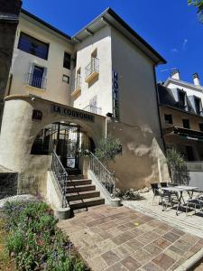 Hotels Hotel de la Couronne : Suite avec Balcon - Vue sur Montagne