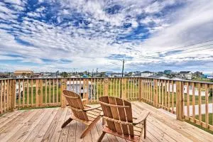 Walk to Water Family-Friendly Surfside Beach Home - Clute
