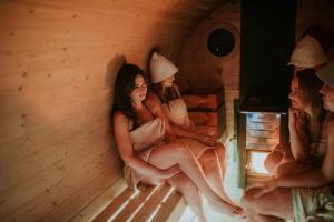 ALOHA GLAMP  Całoroczne jurty z prywatnym jacuzzi  sauna  bania