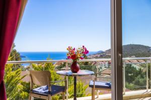 VILLA MYSTIC Private Pool-Garden & Sea Views in Central Location