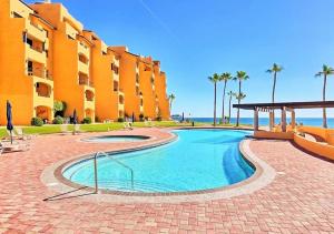 Princesa de Penasco Sandy Beach Puerto Penasco Right on the Beach! 1Bd Penthouse