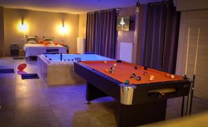 Appartements LE LOFT A BULLES (85m2 Jacuzzi Hammam Billiard Bar Douche Sauna) : photos des chambres
