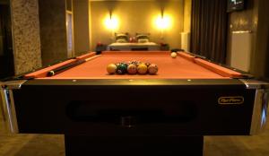 LE LOFT A BULLES (85m2 Jacuzzi Hammam Billiard Bar Douche Sauna)