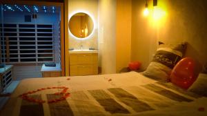 Appartements LE LOFT A BULLES (85m2 Jacuzzi Hammam Billiard Bar Douche Sauna) : photos des chambres