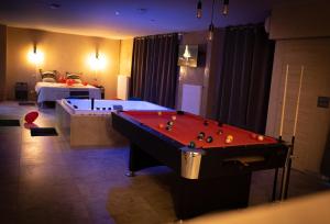 Appartements LE LOFT A BULLES (85m2 Jacuzzi Hammam Billiard Bar Douche Sauna) : photos des chambres