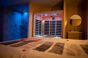 Appartements LE LOFT A BULLES (85m2 Jacuzzi Hammam Billiard Bar Douche Sauna) : photos des chambres