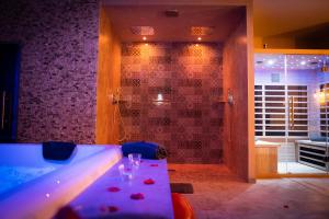 Appartements LE LOFT A BULLES (85m2 Jacuzzi Hammam Billiard Bar Douche Sauna) : photos des chambres