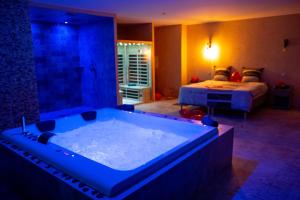 Appartements LE LOFT A BULLES (85m2 Jacuzzi Hammam Billiard Bar Douche Sauna) : photos des chambres
