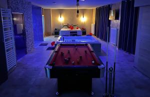 Appartements LE LOFT A BULLES (85m2 Jacuzzi Hammam Billiard Bar Douche Sauna) : photos des chambres