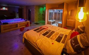 Appartements LE LOFT A BULLES (85m2 Jacuzzi Hammam Billiard Bar Douche Sauna) : photos des chambres