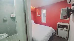 Phòng Giường Đôi Có Phòng Tắm Riêng (Double Room with Private Bathroom)