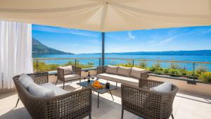 Luxury beachfront VILLA FLORES heated outdoor, indoor pool, whirlpool, sauna 