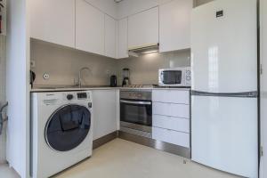 Bright & Comfy Flat in Lisbon by LovelyStay