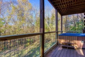 Cozy Bear Lodge, Game Room, Theater Room, Hot Tub, Free Attraction Tickets, WIFI Sleeps 20!!!