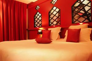 Hotels Secret de Paris - Hotel & Spa : Chambre Double Moulin Rouge avec Jacuzzi et Lit Rond