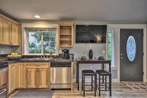 Chic Battle Ground Apartment ~ 18 Mi to Vancouver!