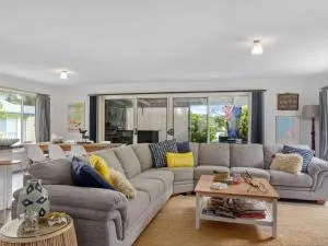 Decked Out at Dolphin 31 Dolphin Avenue - Carrickalinga