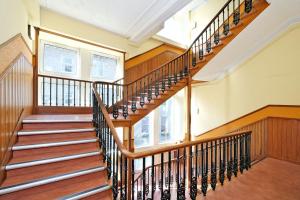 Luxury 2 bedroom city centre apartment with panoramic views and high ceilings