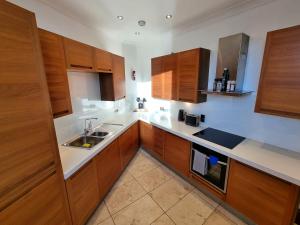 Luxury 2 bedroom city centre apartment with panoramic views and high ceilings