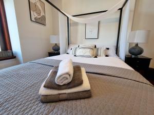 Luxury 2 bedroom city centre apartment with panoramic views and high ceilings