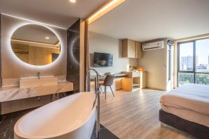 Suite Giường Lớn (King Suite)