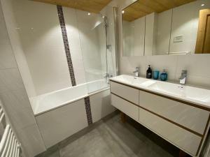 Chalets Chalet Azalee, Montriond, Morzine, Avoriaz : photos des chambres