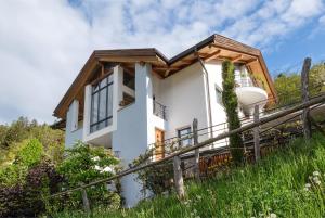 Apartment with Mountain View