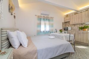 Kokkinos Studios With Pool & Sea View, by ZanteWize