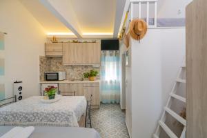 Kokkinos Studios With Pool & Sea View, by ZanteWize