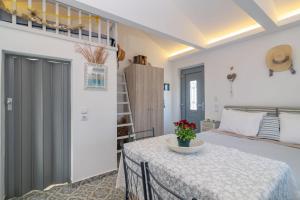 Kokkinos Studios With Pool & Sea View, by ZanteWize