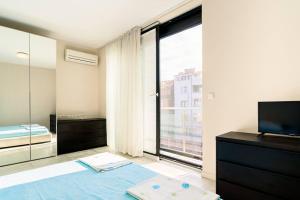 ЛУКСОЗНА ТРИЕТАЖНА КЪЩА в центъра на Приморско