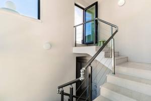 ЛУКСОЗНА ТРИЕТАЖНА КЪЩА в центъра на Приморско