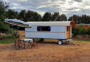 Sejours a la campagne Manoir du Bois Joly - Roulotte Gitane : photos des chambres