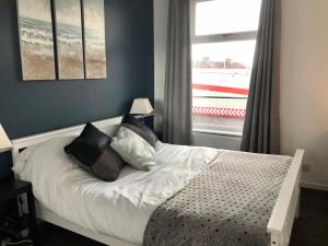 3 Bedroom House Close to M6 & M55