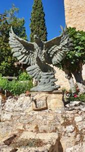 Maison de charme à Puy-lÉvêque avec piscine partagée