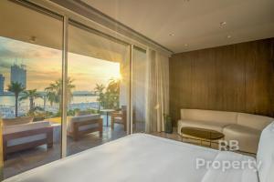 FIVE Palm Beach Villa - Three Floors, Private Pool, Jacuzzi