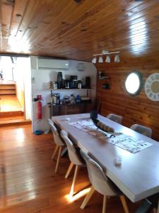 Sejours chez l'habitant PENICHE FARNIENTE CLIMATISEE - Aux Portes de la Camargue : photos des chambres