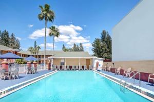 Howard Johnson by Wyndham Ft. Myers FL